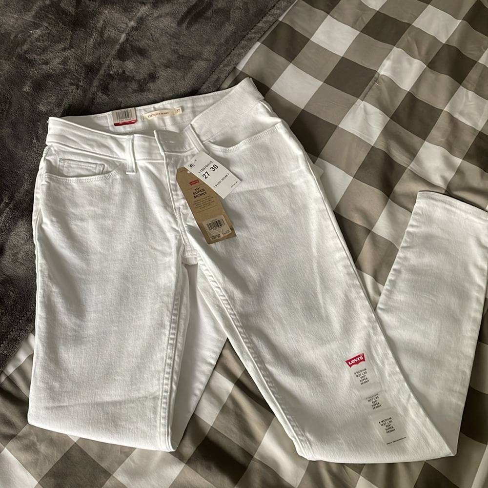 NWT Levi’s 535 super skinny white jeans. Size 27